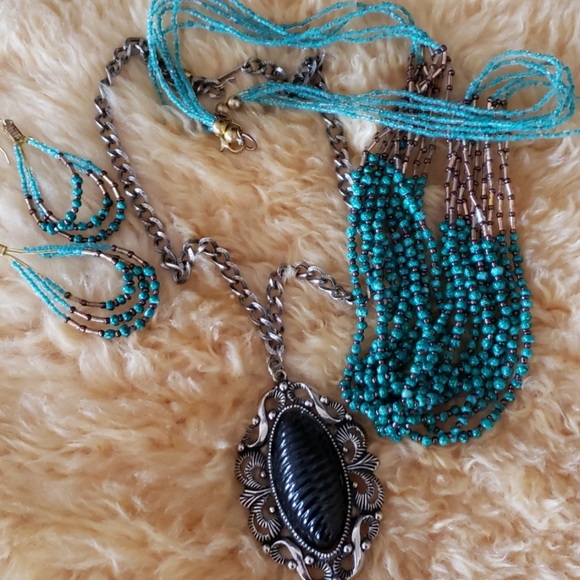 Necklaces and a matching earring - Picture 1 of 6